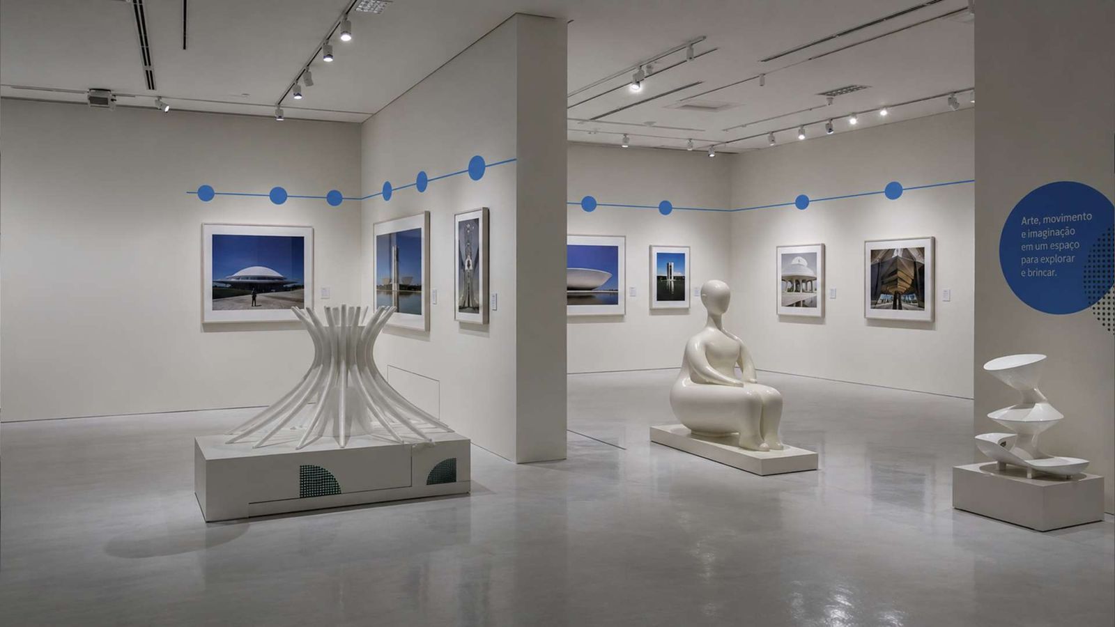 Exposição de esculturas e fotografias